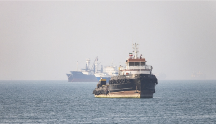Iran nã đạn cảnh cáo 4 con tàu đi qua eo biển Hormuz