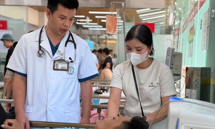 Nắng nóng trên 40°C, hàng loạt người trẻ nhập viện suy thận, sốc nhiệt