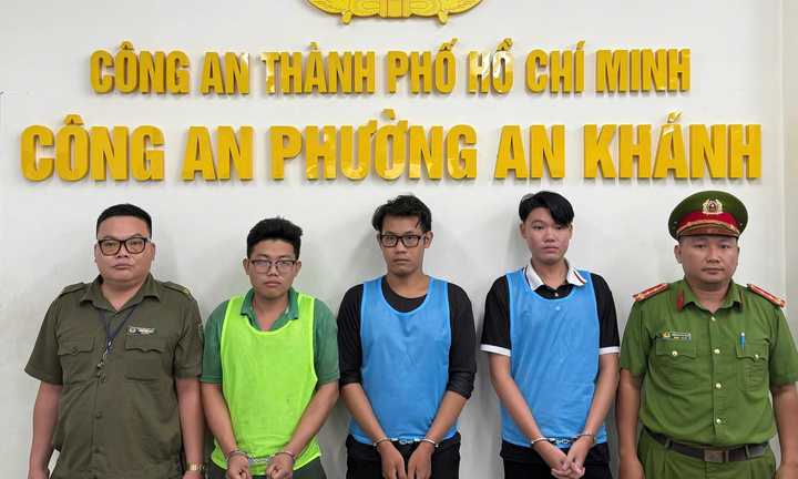 Bắt 3 thanh niên giả cảnh sát hình sự cưỡng đoạt tiền người đi xe máy ở TP.HCM