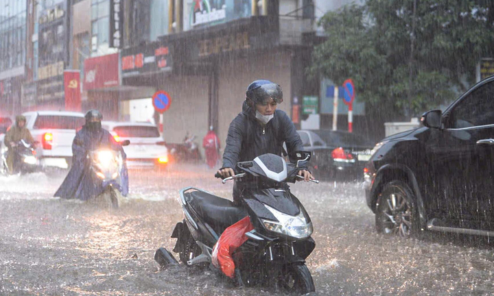 Chiều nay, nhiều khu vực nội thành Hà Nội hứng mưa lớn, nguy cơ ngập úng