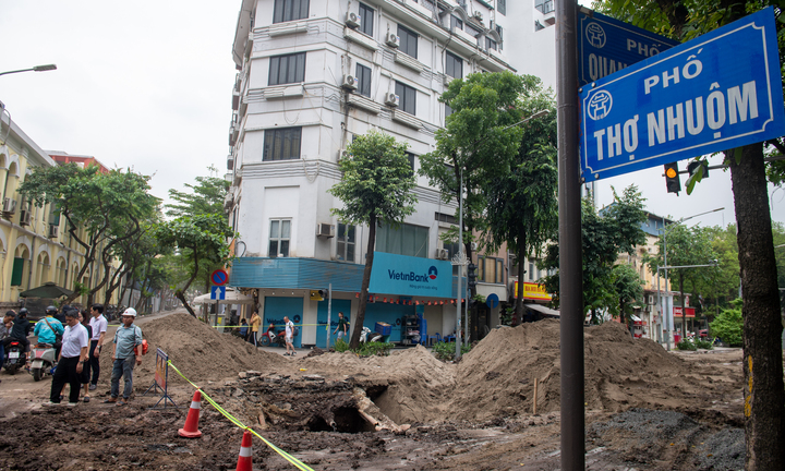 Loạt nút giao phố trung tâm Hà Nội rào chắn phục vụ dự án chống ngập