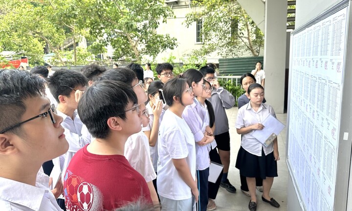 Sĩ tử ăn 50 hạt đậu cầu may trước kỳ thi lớp 10 căng thẳng
