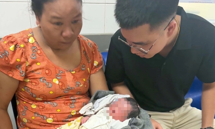 Bé trai còn nguyên dây rốn bị bỏ rơi trước chùa ở Huế