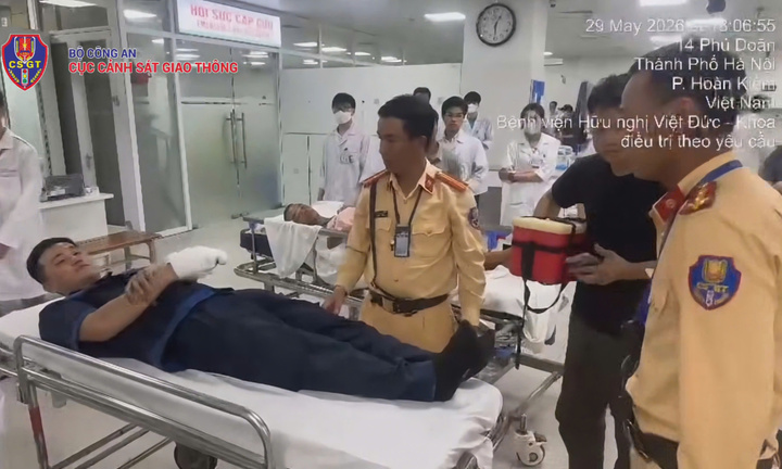Video: Khoảnh khắc CSGT mở đường cứu người dân bị khối sắt 6 tấn đè nát bàn tay