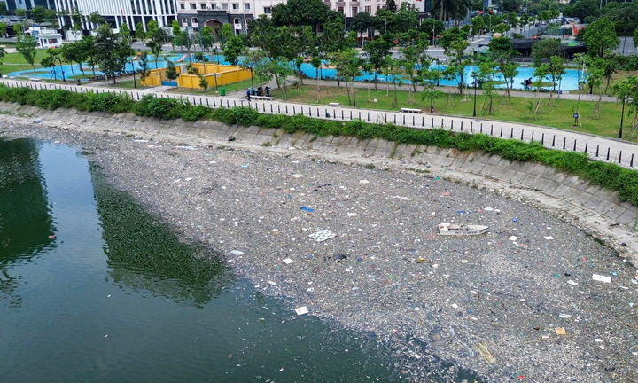 Hà Nội: Hồ điều hòa 744 tỷ đồng nổi trắng xác cá, bốc mùi nồng nặc