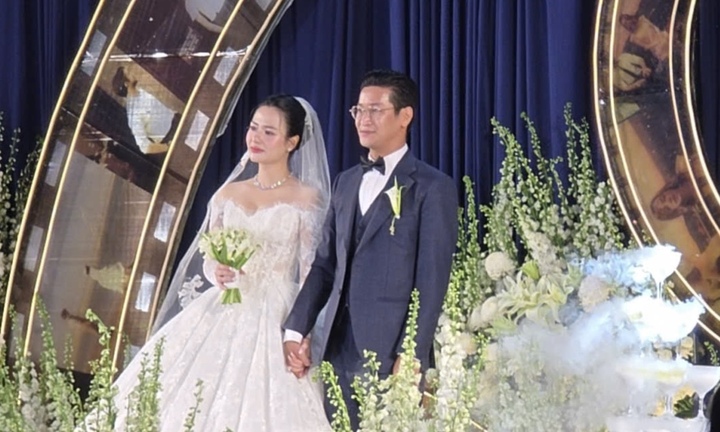 Mỹ nhân phim giờ vàng Việt Hoa rạng rỡ trong lễ cưới ở Hà Nội
