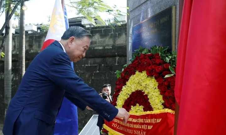 Tổng Bí thư, Chủ tịch nước Tô Lâm dâng hoa tại Tượng đài Chủ tịch Hồ Chí Minh ở Philippines