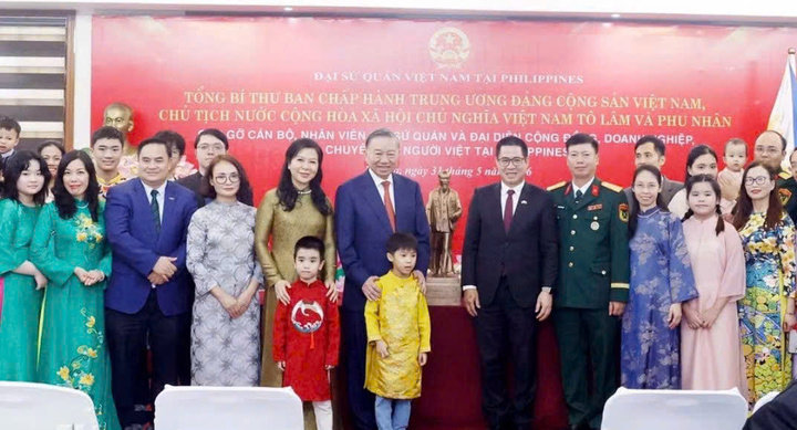 Tổng Bí thư, Chủ tịch nước gặp mặt cộng đồng người Việt tại Philippines