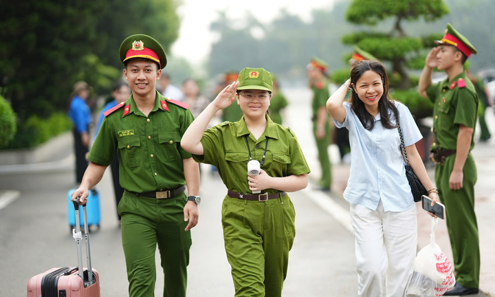 Gần 300 học sinh học kỹ năng sinh tồn, thoát hiểm tại Học viện Cảnh sát Nhân dân