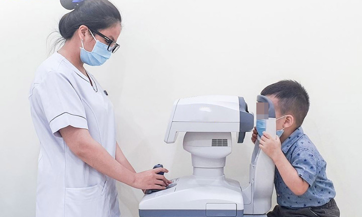 Bé trai 3 tuổi cận gần 14 độ, bác sĩ phát hiện nguyên nhân bất thường