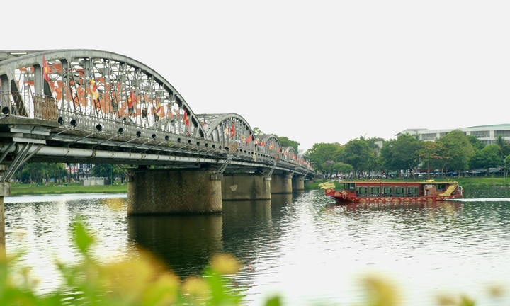 Ngắm cây cầu hơn 125 tuổi là biểu tượng của du lịch Huế trước khi trùng tu