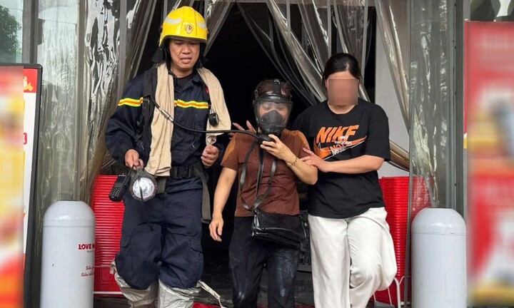 Cháy siêu thị ở Hà Nội, khói dày đặc, người mắc kẹt phải lên sân thượng lánh nạn