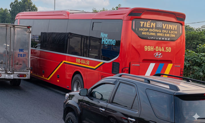 Từ clip trên mạng, CSGT xử phạt tài xế xe khách chạy vào làn khẩn cấp