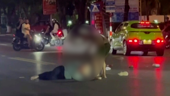 Video: Giây phút thanh niên dùng bình chữa cháy cứu người phụ nữ bị đâm trên phố