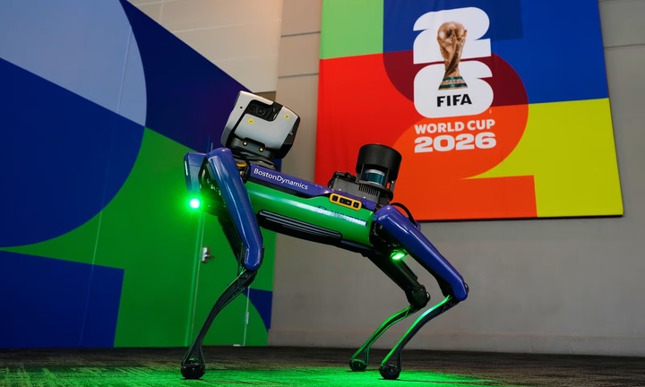 World Cup 2026: Chó robot chạy quanh sân, 'mạng nhện' treo trên đầu cầu thủ