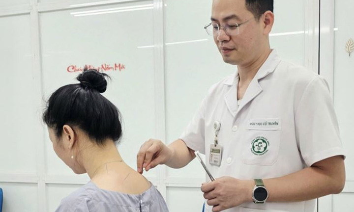 Dân văn phòng khổ sở vì đau cổ vai gáy, bác sĩ chỉ cách giảm đau hiệu quả
