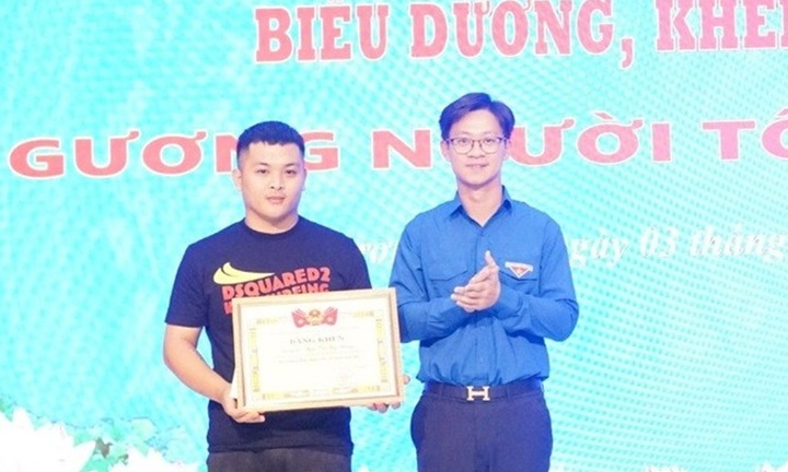 Khen thưởng nam thanh niên dũng cảm khống chế kẻ cầm dao tấn công phụ nữ