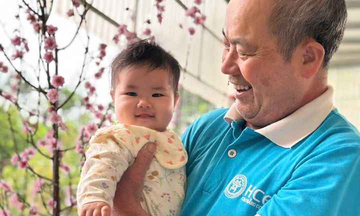 Trở về từ 'cửa tử' sau ca ghép phổi, người đàn ông vỡ òa ngày bế cháu nội