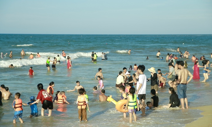 Avec des températures atteignant 40 degrés Celsius, les habitants du centre du Vietnam affluent vers les plages pour se rafraîchir.