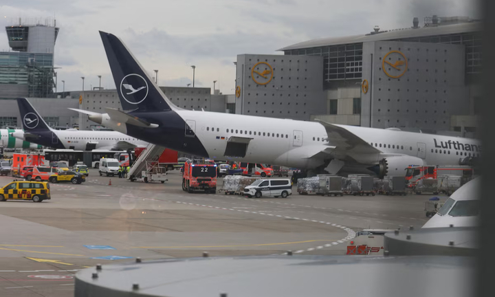 Máy bay Boeing 787 của Lufthansa sập càng đáp tại sân bay, nhiều người bị thương