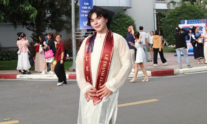 Màn nhận bằng 'không giống ai' của cử nhân Luật khiến cả khán phòng bùng nổ