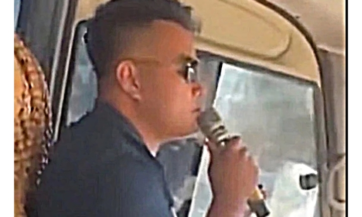 Tài xế vừa hát karaoke vừa lái xe khách ở Nghệ An bị phạt 5,9 triệu đồng