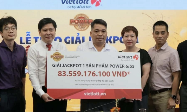 Chủ nhân giải độc đắc hơn 83 tỷ đồng không đeo mặt nạ nhận thưởng