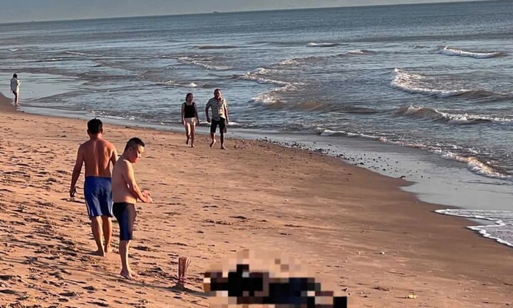 Phát hiện thi thể nam giới trôi dạt vào bờ biển ở Quảng Trị