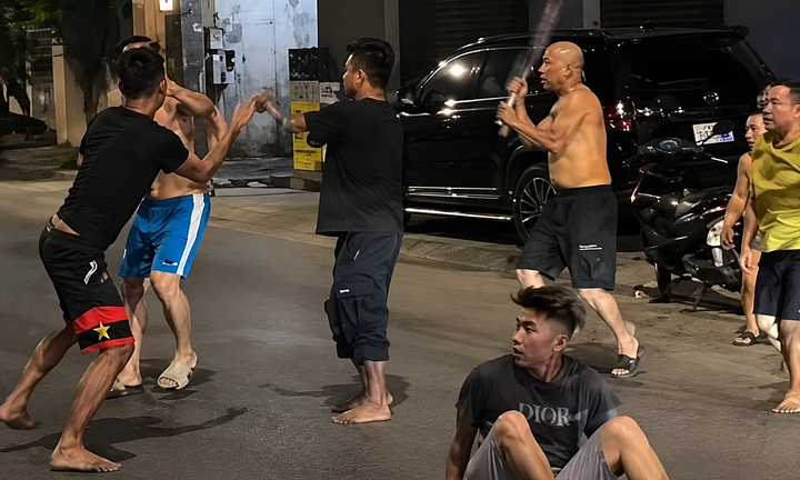 Mâu thuẫn mua bán, nhóm người lao vào đánh nhau giữa phố ở Nghệ An