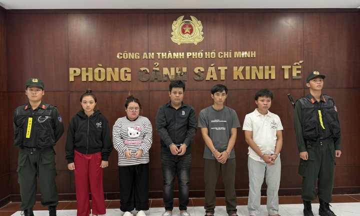 Triệt phá xưởng sản xuất hơn 23.000 đôi dép giả Nike, Adidas, Gucci tại TP.HCM
