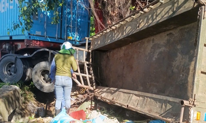Xe đầu kéo va chạm công nông, nhiều người thương vong