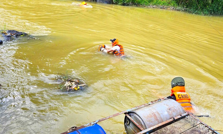 Phát hiện thi thể nam giới trôi trên suối ở Lâm Đồng