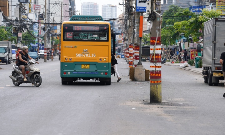 Cận cảnh loạt cột điện án ngữ giữa dự án nghìn tỷ ở cửa ngõ TP.HCM 