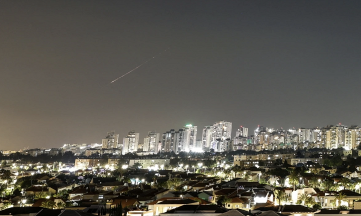 Iran phóng tên lửa tấn công Israel, nhiều nước đóng cửa không phận