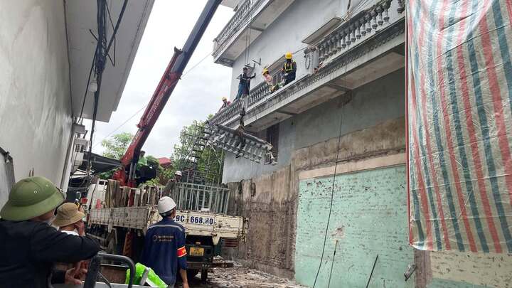 Vụ xịt nước vào thợ xây nhà hàng xóm: Cưỡng chế phá dỡ ban công vi phạm