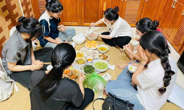 Người phụ nữ Hà Nội nấu cơm, mở cửa đón hơn 70 sĩ tử và phụ huynh ở miễn phí