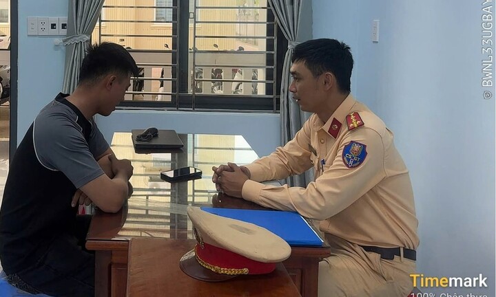 Tài xế xe tải vượt ẩu, tông gãy gác chắn đường sắt ở Quảng Ngãi