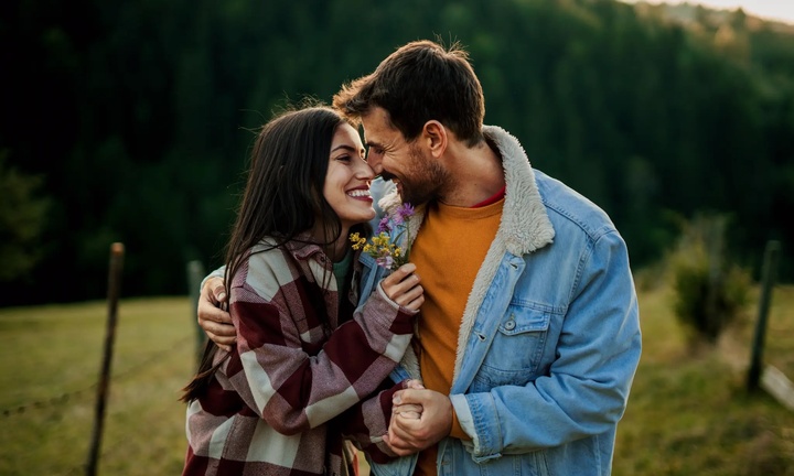 Yêu cũng sợ áp lực, gen Z thích hẹn hò theo xu hướng 'nở rộ tự nhiên'