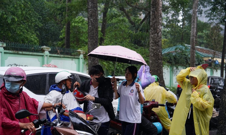 Thí sinh TP.HCM đội mưa đến làm thủ tục dự thi tốt nghiệp THPT 2026