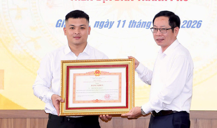 Chàng trai khống chế kẻ cầm dao tấn công phụ nữ nhận bằng khen của Thủ tướng