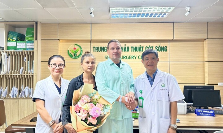 Khách Tây chọn phẫu thuật cột sống tại Việt Nam, 1 ngày đã được xuất viện