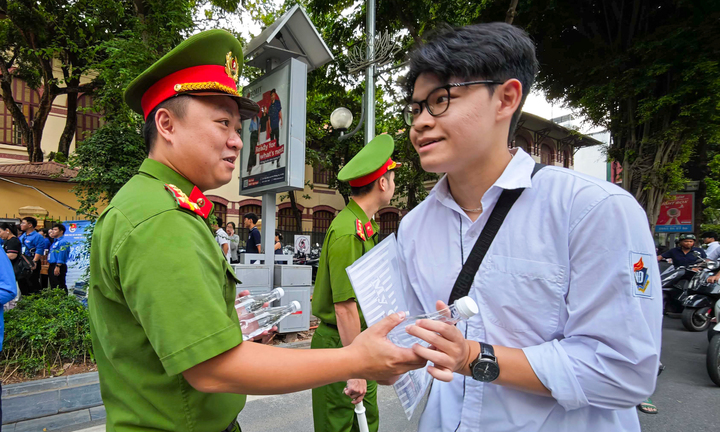 Công an Hà Nội bảo đảm giao thông, tiếp sức sĩ tử ngày đầu thi tốt nghiệp THPT