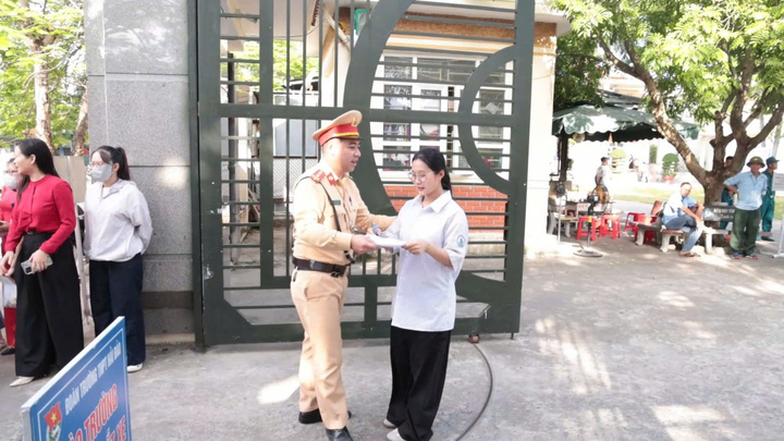 CSGT 'hỏa tốc' 20 km lấy giấy dự thi cho sĩ tử để quên tại nhà