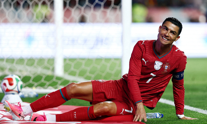 Video: Khoảnh khắc Ronaldo 2 lần bỏ lỡ cơ hội khó tin