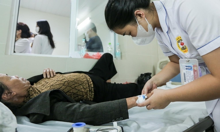 Số ca sốt xuất huyết tăng 2,5 lần so với cùng kỳ, chuyên gia cảnh báo bất thường