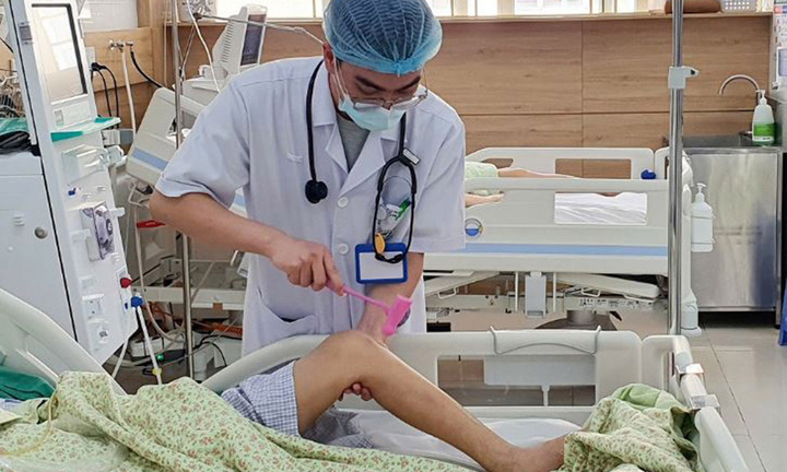 Bất lực vì mẹ bỏ thuốc ở bệnh viện, tin 'thần y mạng' hơn bác sĩ