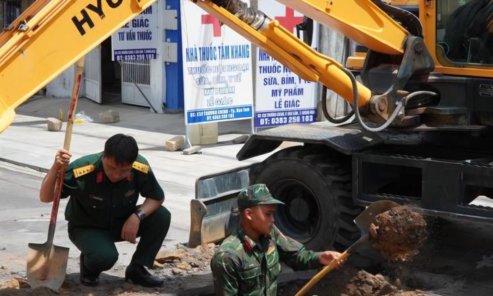 Quảng Ngãi: Đào rãnh thăm dò, tìm kiếm hài cốt liệt sĩ tại đường Trường Chinh