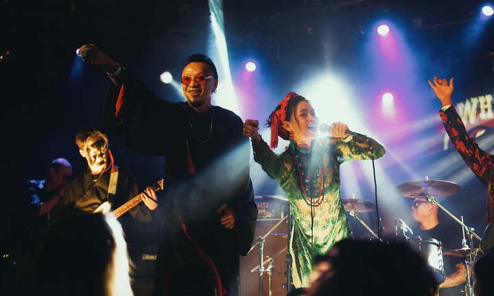 Ban nhạc rock gây chú ý khi đưa tiếng Việt và nghệ thuật thư pháp ra quốc tế