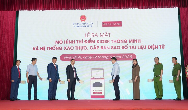 Agribank đồng hành cùng tỉnh Ninh Bình triển khai mô hình Kiosk thông minh