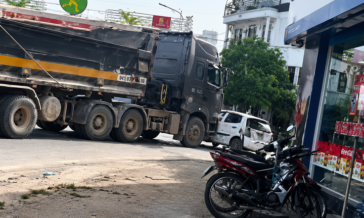 Khoảnh khắc ô tô con chuyển làn vào 'điểm mù', bị xe ben ủn đi hàng chục mét